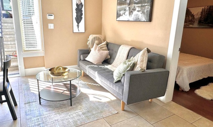 East Side Apartment | New Modern 1 BD Suite, Close to DT