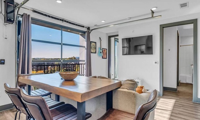 Academy Square Condo | *NEW Modern 1BR|Sleeps 3|Broadway|Barstool Nash