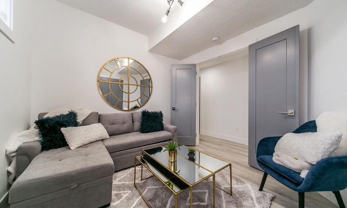 Southwest Edmonton House | ☆NEW☆Modern 3 Bedroom☆Central☆WiFi☆Netflix✔Clean!