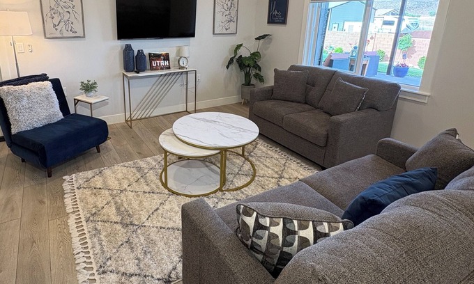 Toquerville House | NEW Modern basement casita with majestic views just 25min to Zion National park