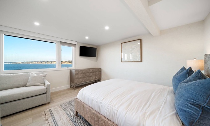Village of La Jolla Apartment | New - Modern Studio - Stunning Ocean View