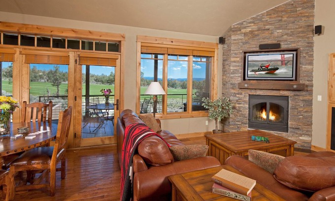 Powell Butte Hotel | New Official Resort Listing! 3 BR Brasada Cabin