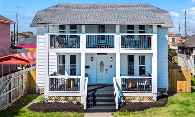 Galveston House | New! One block to beach-Perfect for Large Families