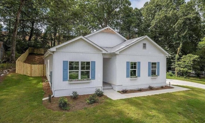 Emerson House | New pet-friendly home less than a mile to LakePoint Sports Complex!