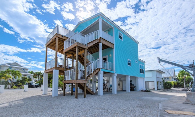 Breezeswept Beach Estates House | New Pool & built in Jacuzzi, Ocean views, 2 large decks, Quick Access to Water.
