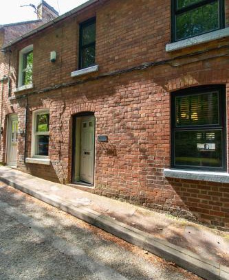 Ashbourne House | NEW Refurbished May 2025 Stylish Cottage Ashbourne Peak District Alton towers Derbyshire