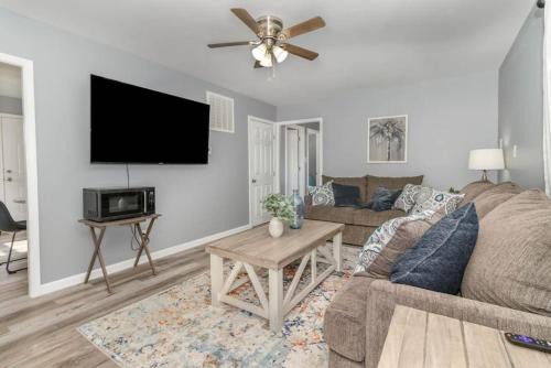 Middletown House | New renovated single-family home built in 1999
