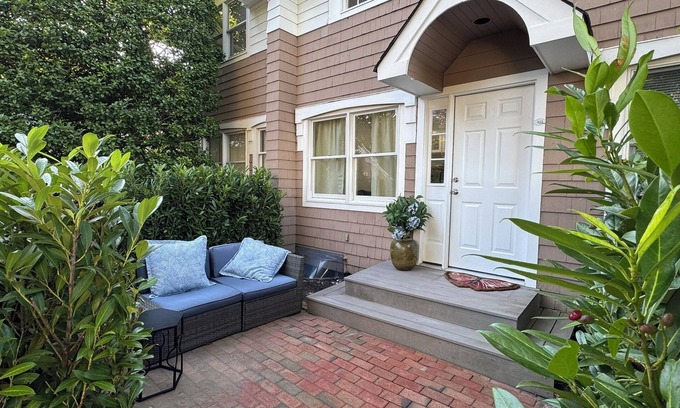 Hampton Bays House | New Rental! Prime location in Hampton Bays, 1 Bed/1 Bath Townhome