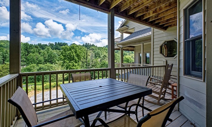 Glenville House | New Rental with Lake Glenville View! Prairie Springs B