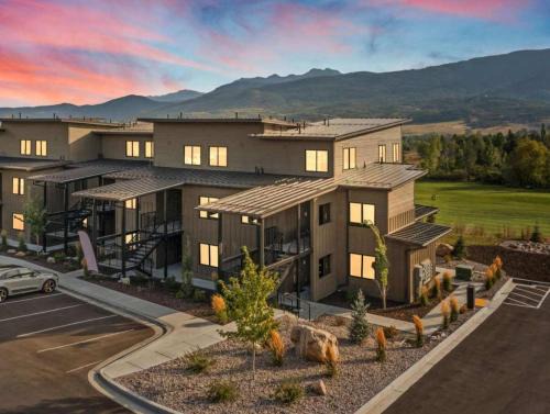 Wolf Creek House | New Scenic Garden of Eden Golf View