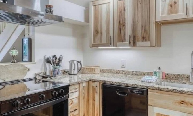 Warren Condo | NEW! Ski-In/Ski-Out Condo, fire place, Bunk room, pool