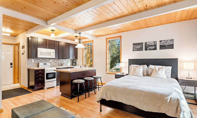 Amerind Condo | New!Studio in Great Area, Easy Walk to Town & Lift