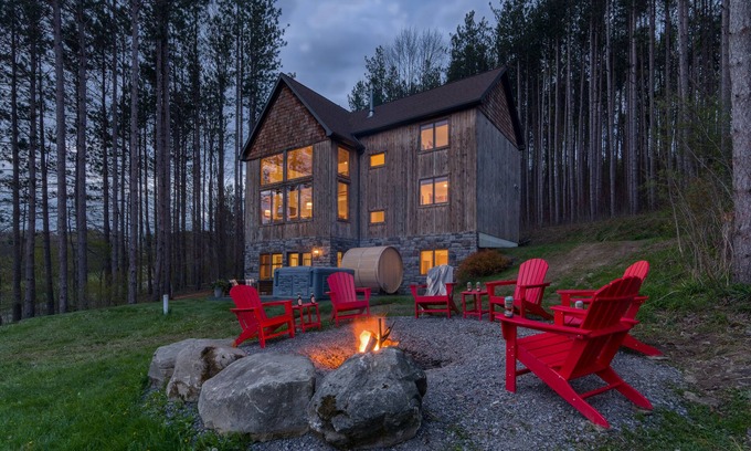 Ellicottville Ski Chalet | New & Stunning Chalet!⛷ A+ Reno, Hot-Tub, Barrel Sauna, Slope Views, Fire Pit🔥