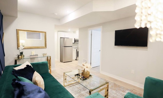 Niagara Falls Apartment | NEW & Stylish 1BR Unit w/Parking | 4 Mins to Falls