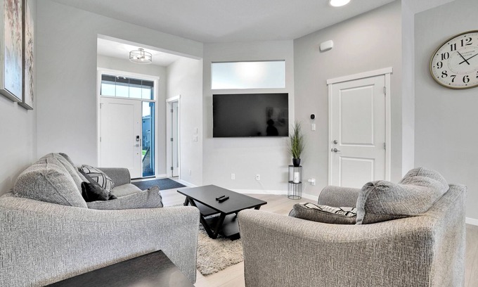 Southeast Calgary House | New Stylish 6BDR/8BED/4.5BATH/Well Equiped For Remote Work/Games