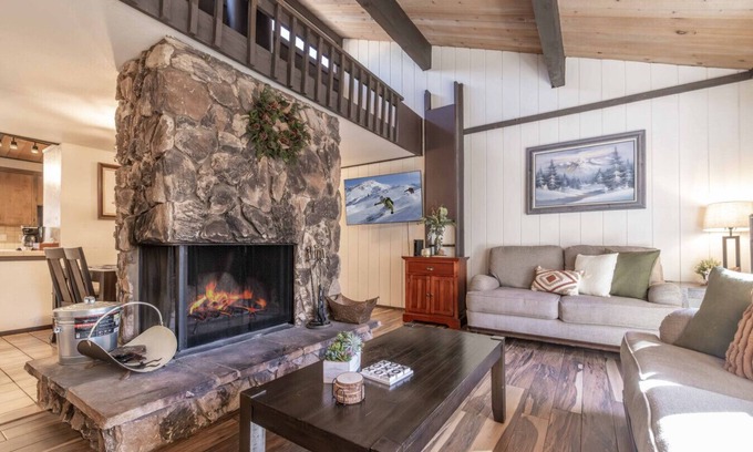 Summit Estates Apartment | New Summit Nest A| Slopes, Lake, Dogs, Village, AC