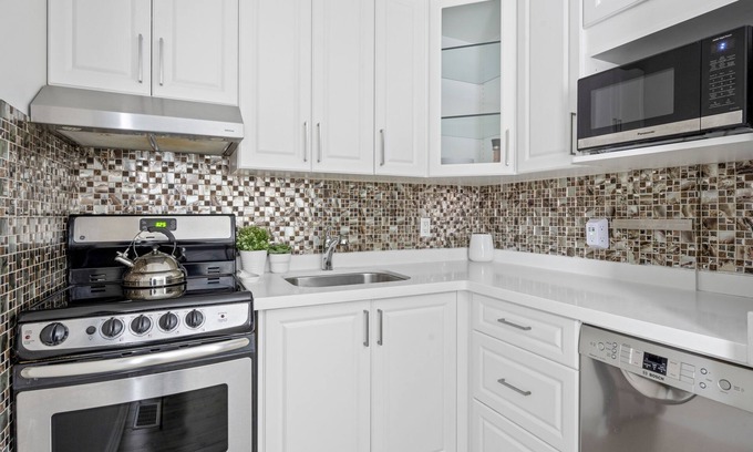 Davenport Apartment | NEW~Sun Filled Oasis~Plush Beds~Housekeeping