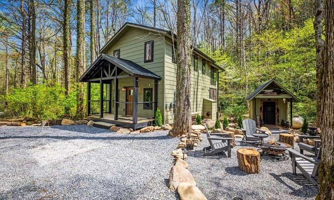 Rocky Grove Cabin | NEW! The Greenhouse Walk to Trailhead