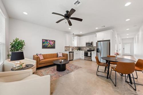 Lafayette Apartment | NEW Thibodeaux House Cajun Luxury 65 TV Fast WiFi