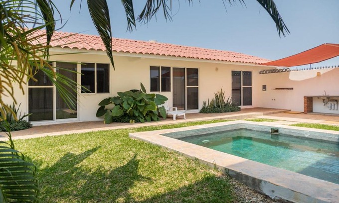 Emiliano Zapata Apartment | NEW Tropical Garden with Shared Pool plus BBQ and Beach 660 mts