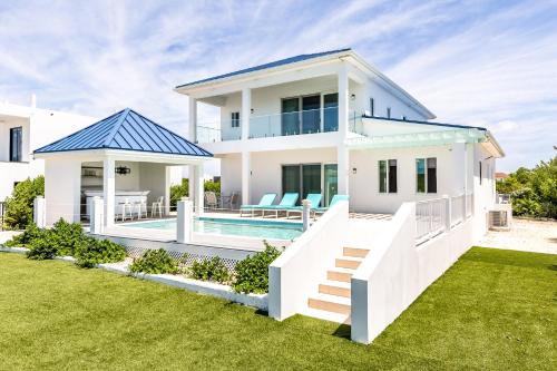 Discovery Bay Villa | New Unique Villa Blue Top! 2 Bedroom Waterfront