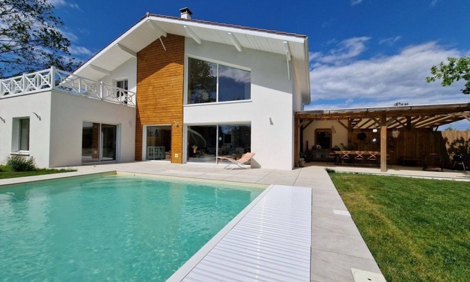 Leon Villa | NEW ! Villa HELIOSEA * Heated Pool * Air conditioning * Jacuzzi * French Balls