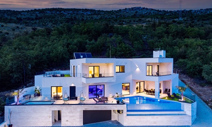 Tugare Villa | NEW! Villa Top Hill,heated pool,Jacuzzi,Sauna,5 en-suite bedrooms,Media room