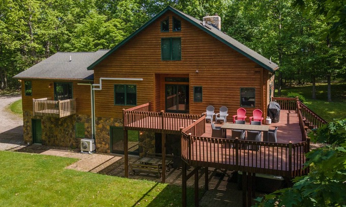 North Glade Hills House | New! Wooded Kingdom: Lake Access, Hot Tub!