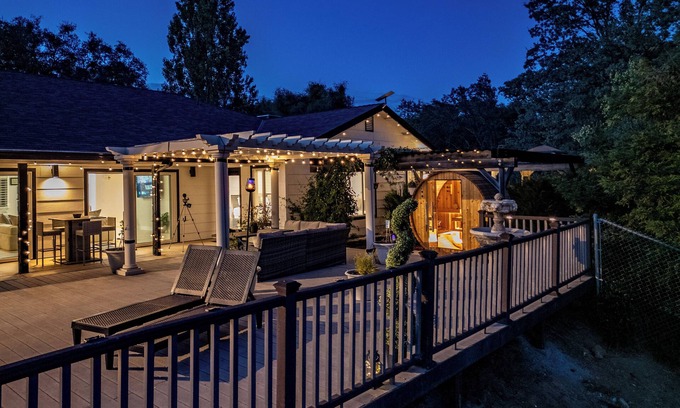 Mariposa House | New Yosemite Luxe Family-Theater-Sauna-Spa-EV-Poker Table-Game Room-Pool table