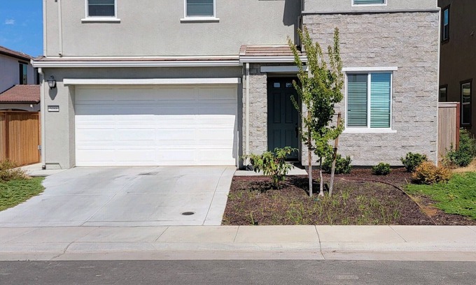 Roseville House | NewBuilt/Insurance Stay/Pets/corp housing