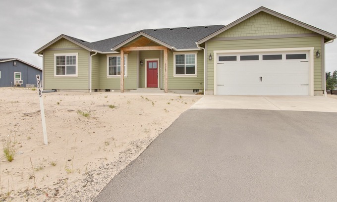 Warrenton House | Newly-Built, Lake-View Getaway with Firepit and Bikes - 1 Mile from Beach