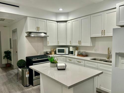 Van Nuys Apartment | Newly Built Stylish Modern 2B In LA