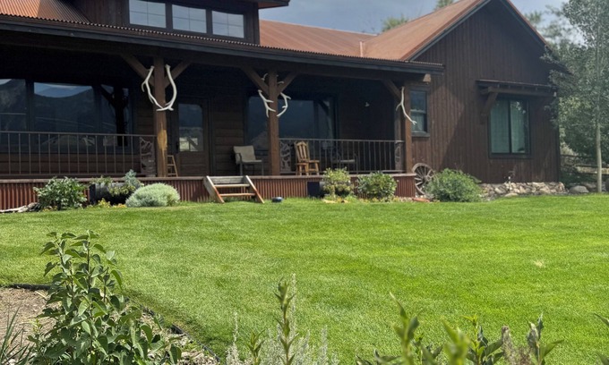 Gardiner House | Newly Listed Madian Basin Escape ~ 5 Mins to Yellowstone National Park