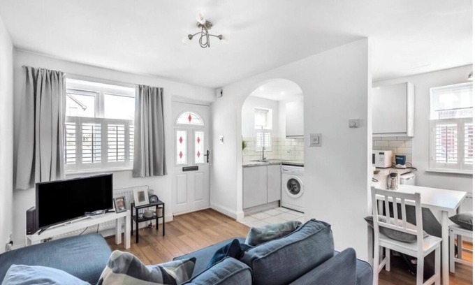 Clock House House | Newly refurbished house with driveway