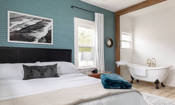 Oak Harbor Cottage | Newly remodeled cozy beach cottage on Whidbey Island