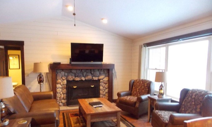 Lake Shore Cottage | Newly Remodeled Resort Cottage on Gull Lake