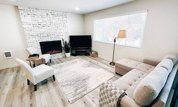 Parkland House | Newly renovated 3 bdr townhome, minutes from Tacoma Dome
