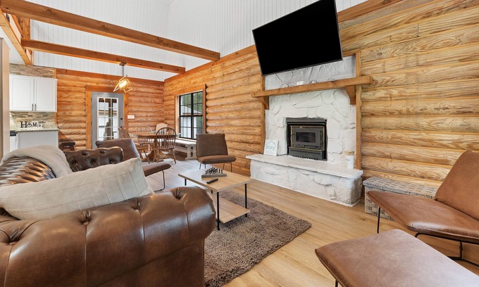 Florida Panhandle Cabin | Newly Renovated 4/3 Cabin, 65"TV, Hot Tub, Firepit