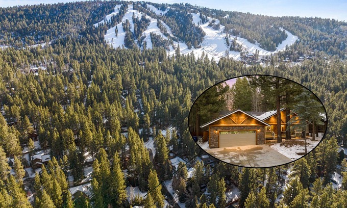 Winter Park House | NEWLY RENOVATED! 5 STAR! Private HOT TUB! WALK to Ski Shuttle! Close to LAKE!