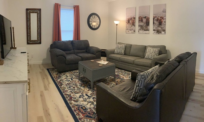 Dean Highland House | * Newly renovated * FRESH AND CLEAN * Minutes from Silos and McLane Stadium