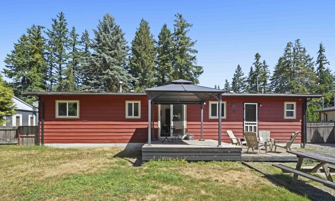 Langley House | Newly Renovated Langley Stylish Home w/ Large Yard