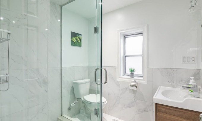 Little Italy Apartment | Newly Renovated - Modern 3BR Apartment - Trinity Bellwoods!