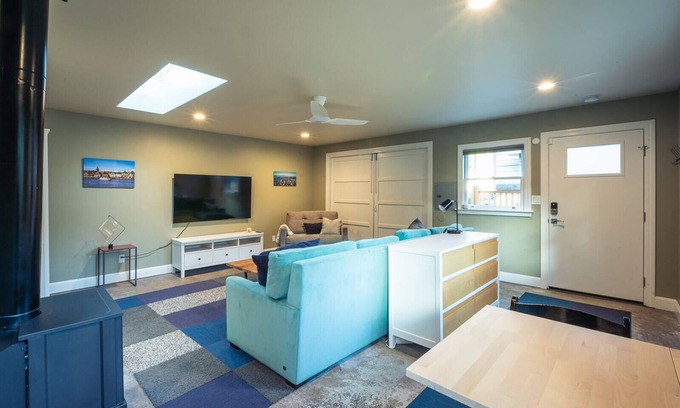 North Berkeley Cottage | Newly renovated modern guest house in lovely neighborhood!