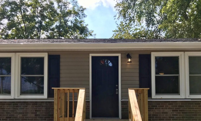 Radford House | Newly Updated–3BR-1BA-6 Guests-Convenient to RU & VT-Quiet Neighborhood