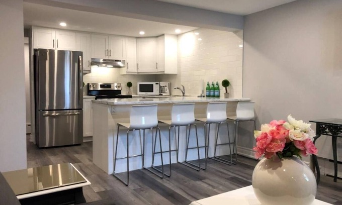 Welland House | Niagara Luxury - Warm, Cozy and Clean Suite Stay