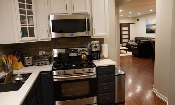 Dunning Apartment | Nice and cozy aptartment in two unit building. 20min from the airport. Sleeps 5!