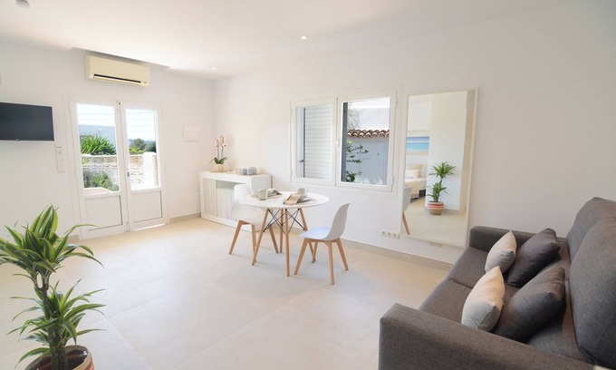 Cap Martinet Apartment | Nice and quiet apartments located 100 meters from the beach