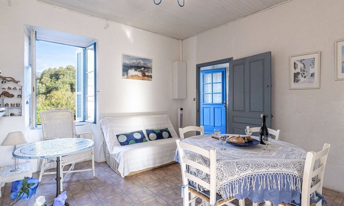 Porto-Vecchio Apartment | Nice apartment for 5 people with WIFI, TV, balcony and pets allowed