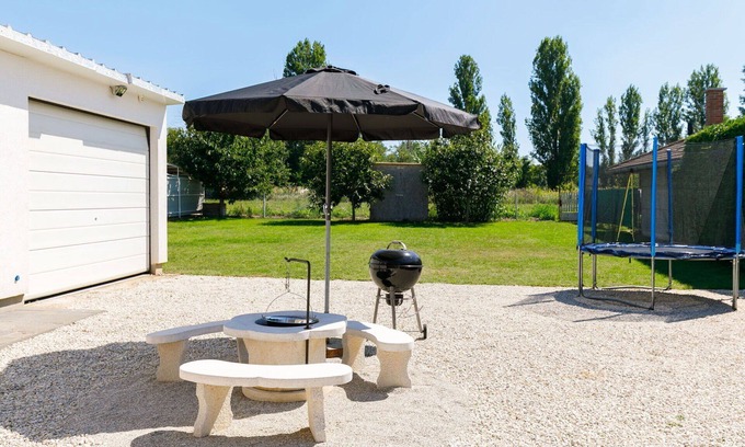 Balatonszarszo Apartment | Nice apartment for 5 people with A/C, WIFI, TV and balcony