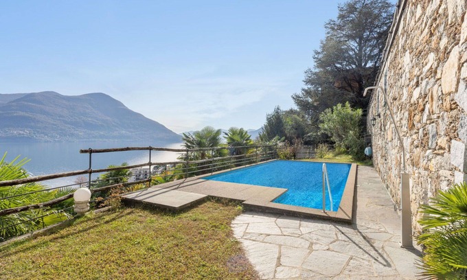 Brissago Apartment | Nice apartment for 2 people with WIFI, pool, TV, terrace, pets allowed and parking